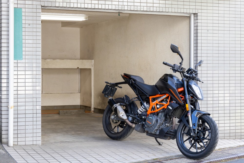 ガレージを出発するKTM 390DUKE