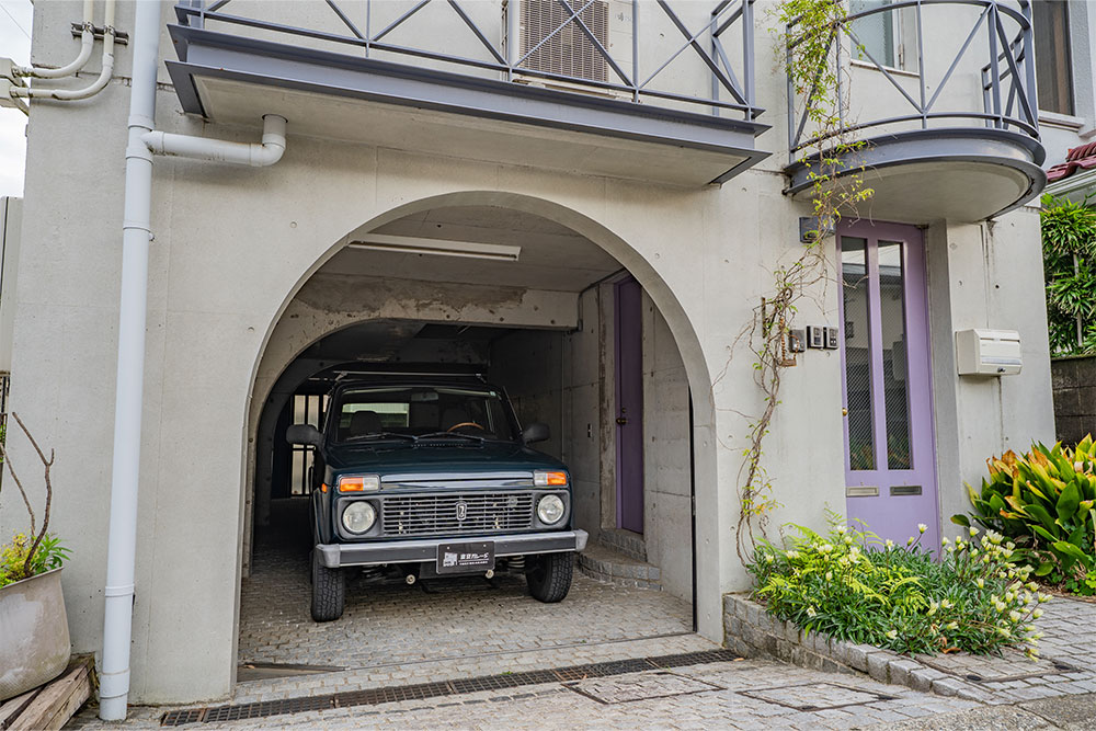 ガレージに駐車したLADA_NIVA