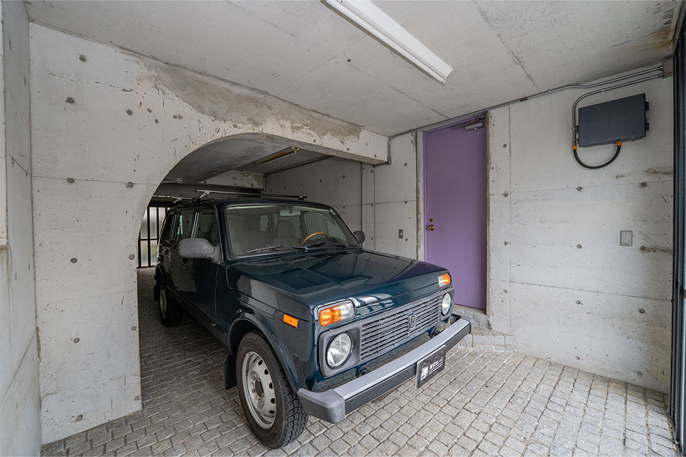 ガレージに駐車したLADA_NIVA