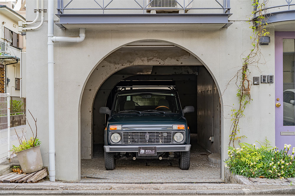ガレージに駐車したLADA_NIVA
