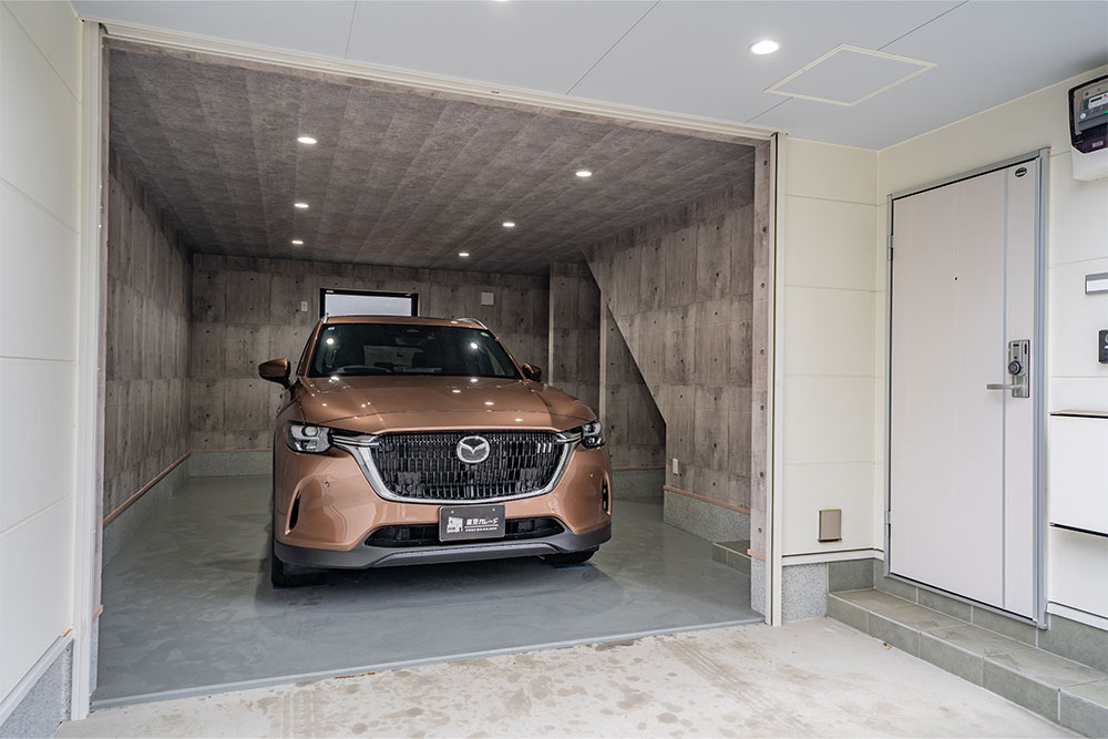 ガレージに駐車したMAZDA_CX-80