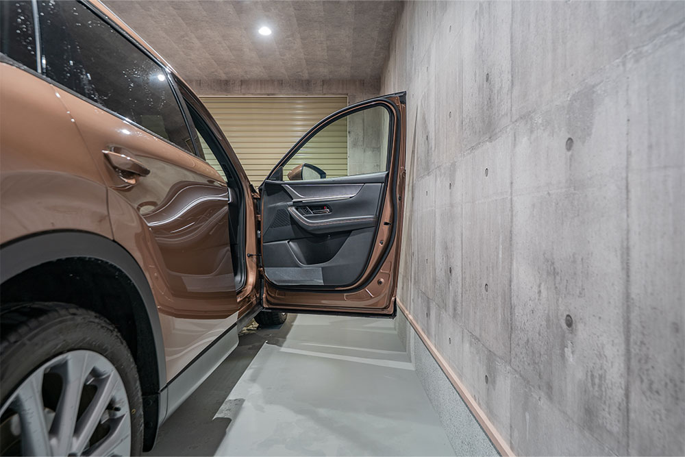 ガレージでドアを開けたMAZDA_CX-80
