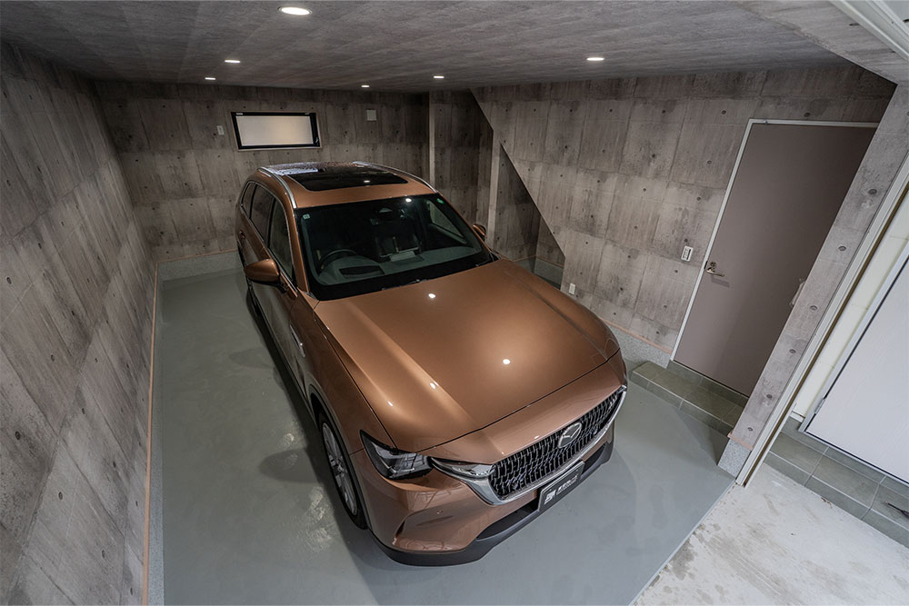 ガレージでドアを開けたMAZDA_CX-80