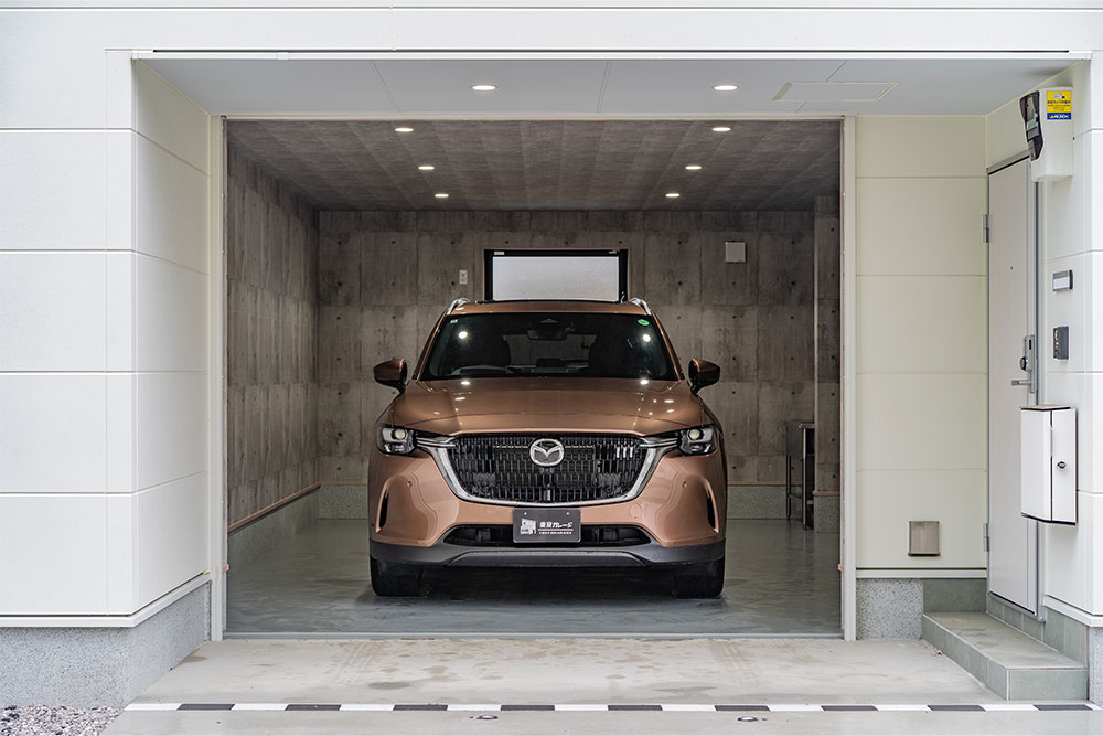 ガレージに駐車したMAZDA_CX-80