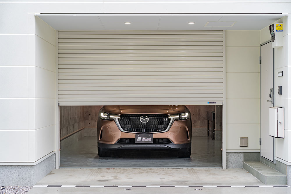 ガレージに駐車したMAZDA_CX-80