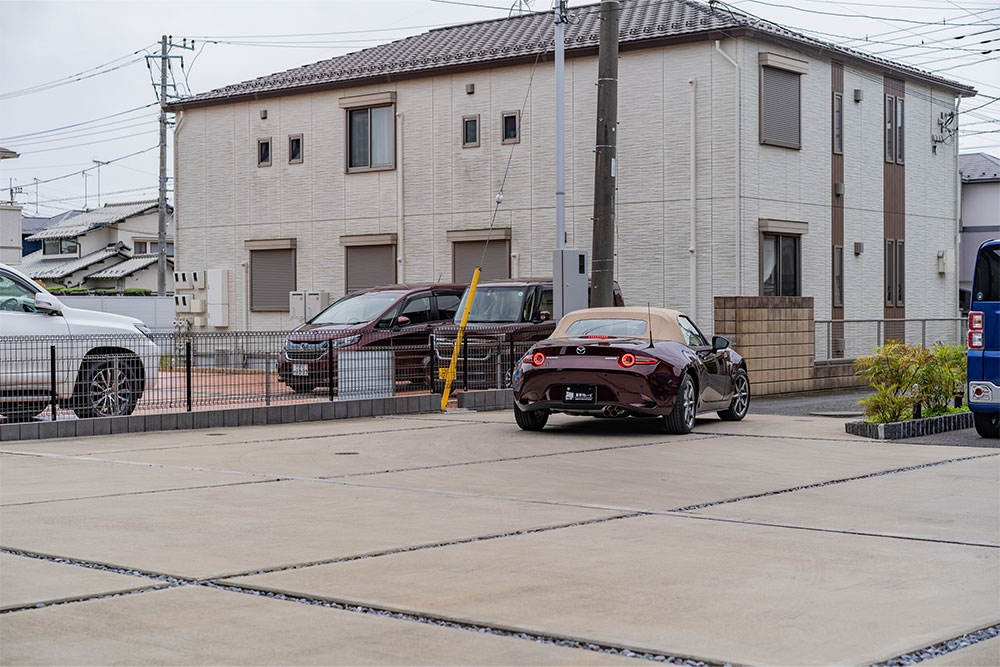 物件を出発するNDロードスター(35周年記念車)