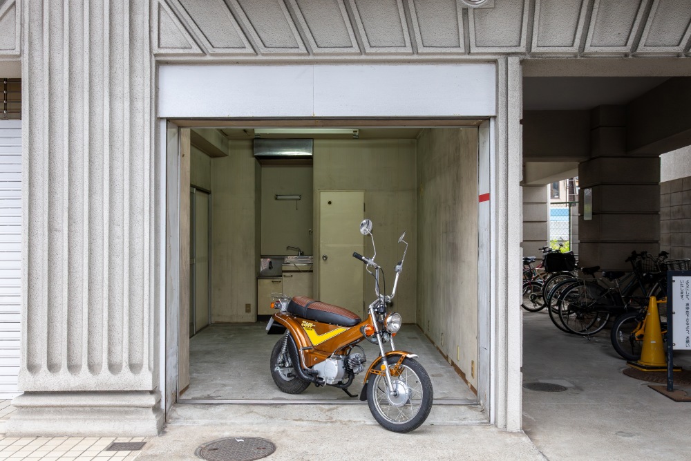 国道1号沿いに建つマンション1F部分