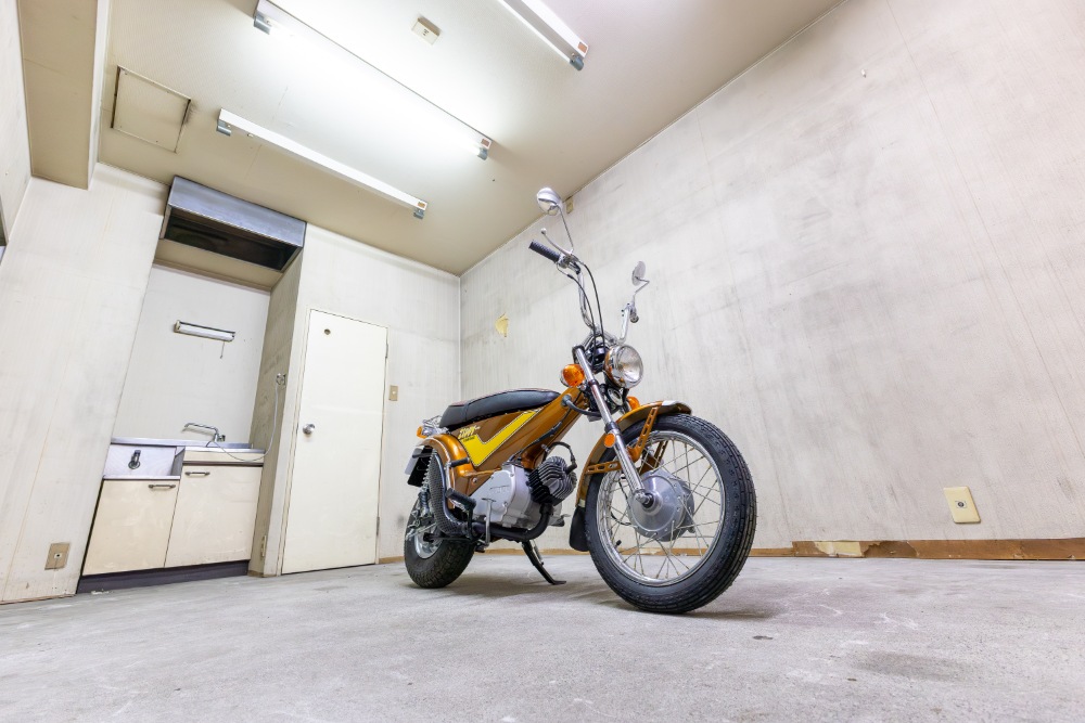 ガレージに駐車したYamaha_Zippy80