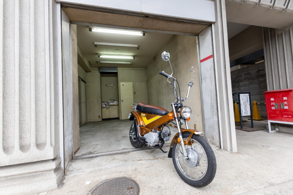 ガレージを出発するYamaha_Zippy80