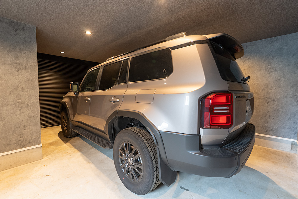 B号室のガレージに佇むLand Cruiser 250