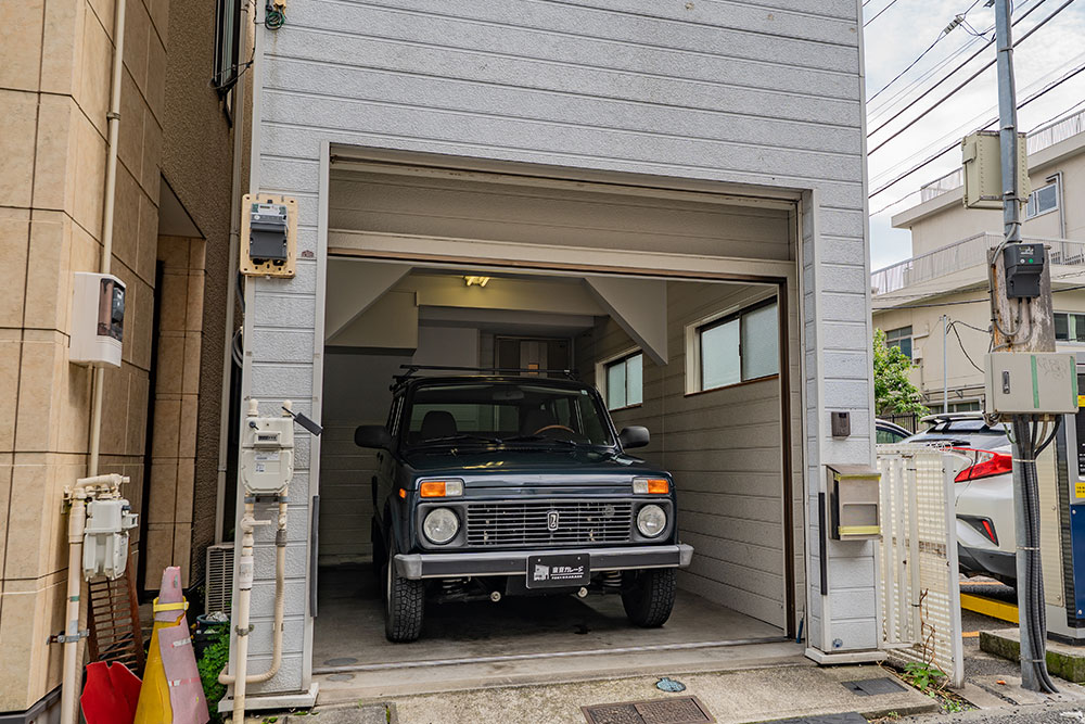 ガレージに駐車したガレージに駐車したLADA_NIVA