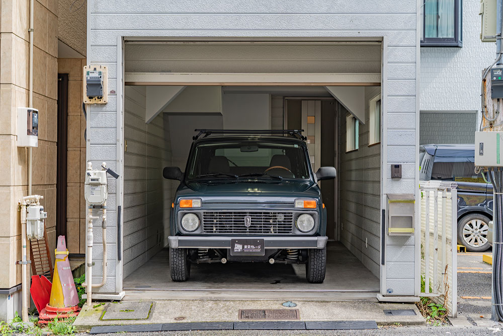 ガレージに駐車したガレージに駐車したLADA_NIVA