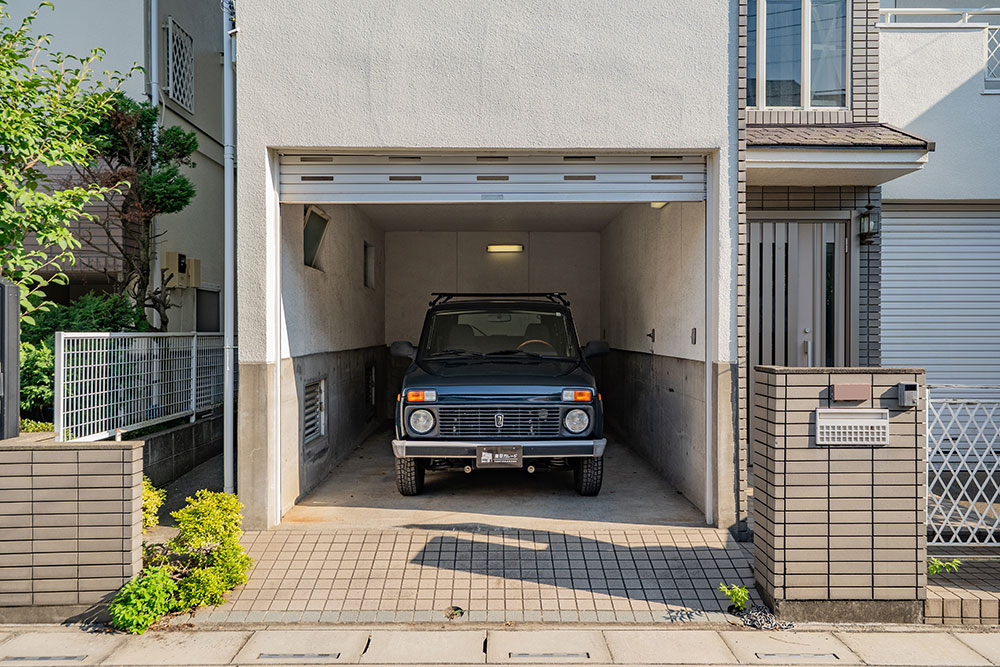 ガレージに駐車したラーダ_ニーヴァ