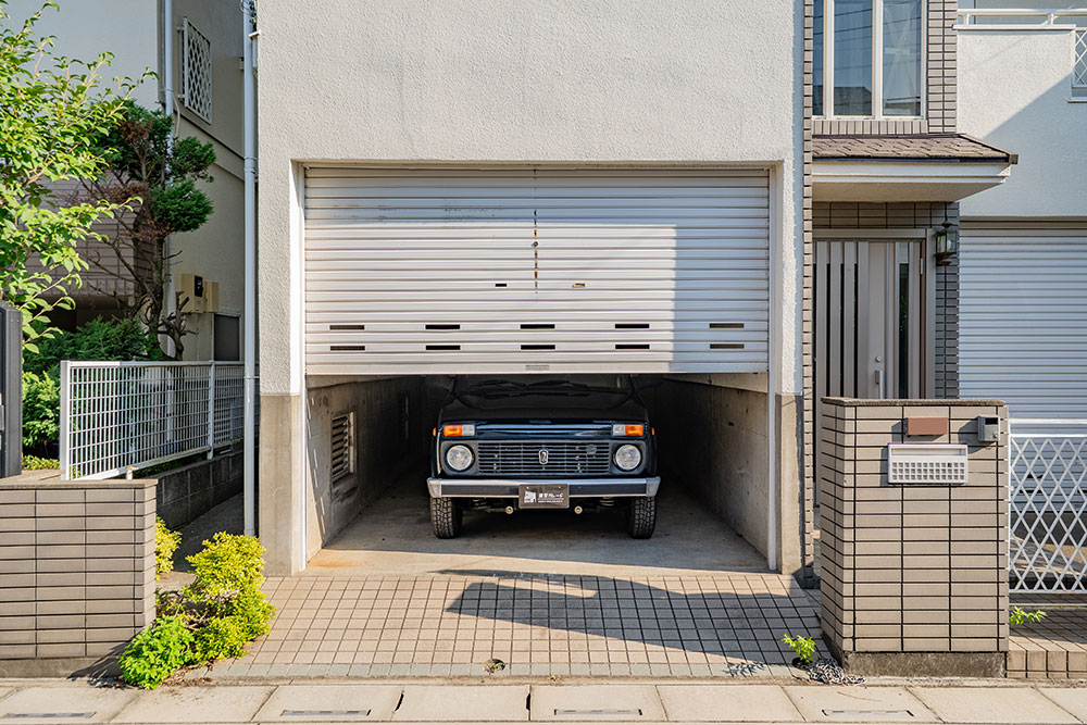 ガレージに駐車したラーダ_ニーヴァ