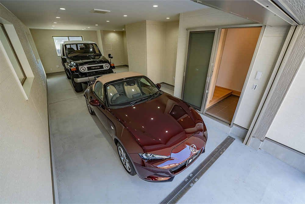 ガレージに駐車したNDロードスター&ランクル70 PX10