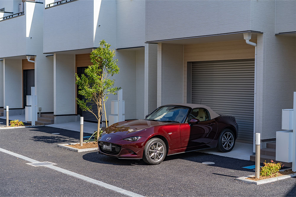 ガレージ前に一時駐車したロードスター