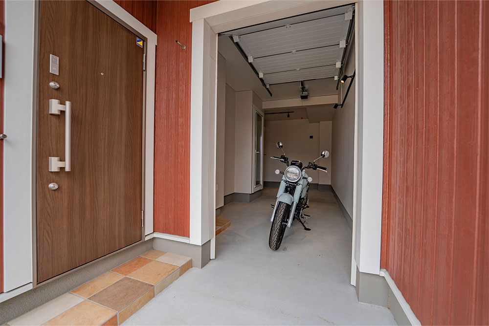 バイクガレージに駐車したGB350C