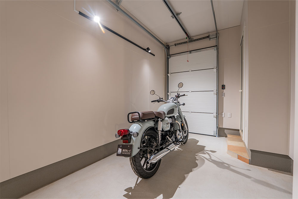 バイクガレージに駐車したGB350C