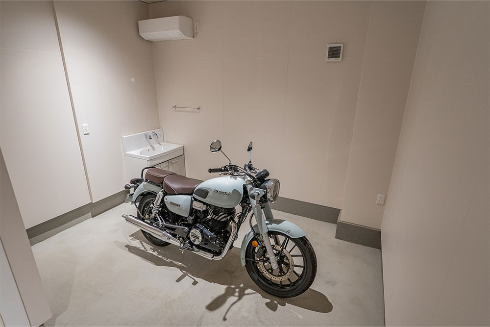 バイクガレージに駐車したGB350C