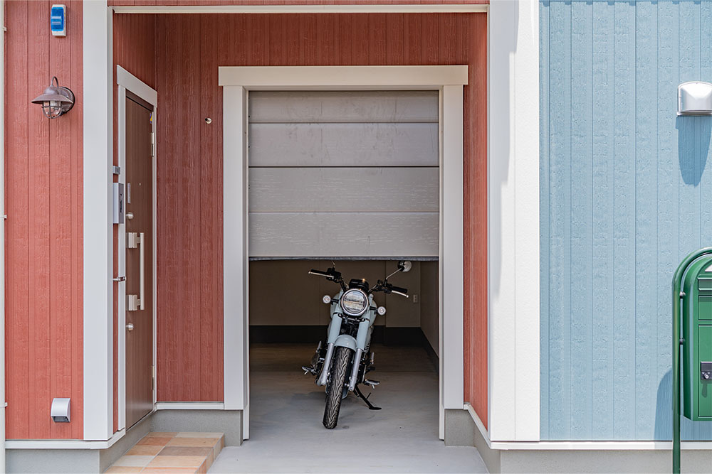 バイクガレージに駐車したGB350C
