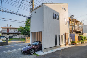 三方角地、階段ロフト＆WICのある戸建ガレージハウス｜長後駅 歩12分