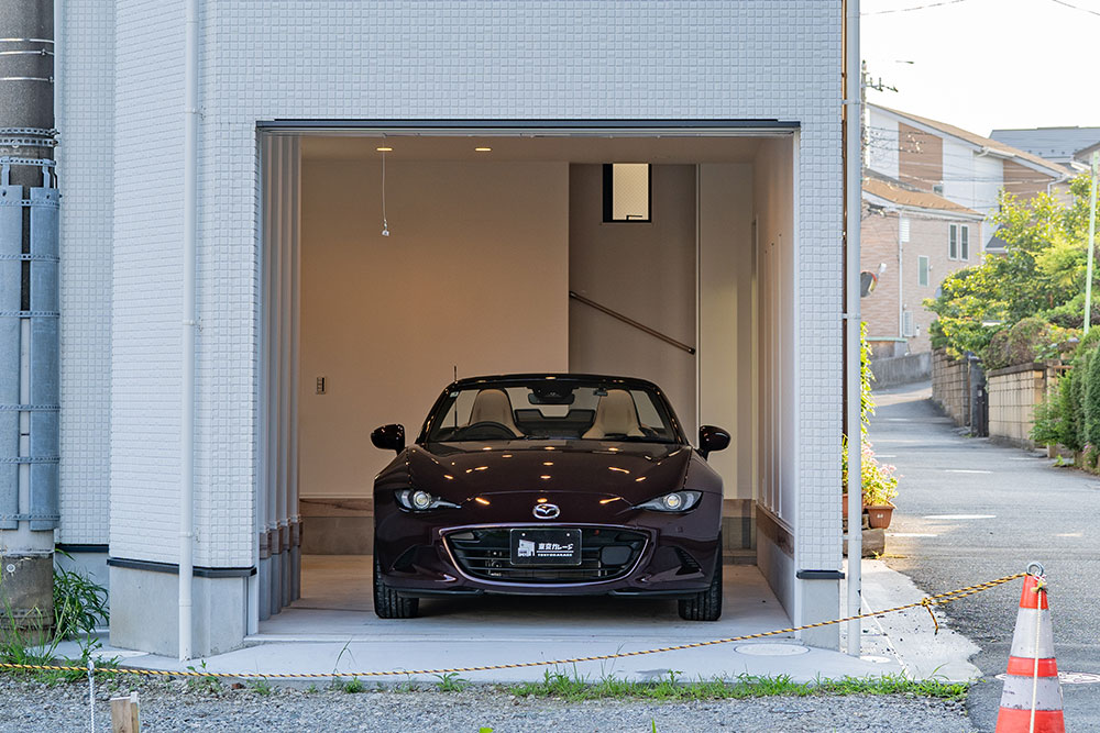 ガレージに駐車したNDロードスター