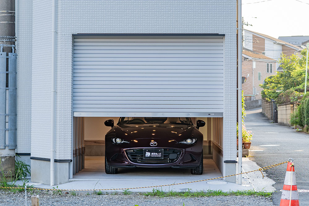 ガレージに駐車したNDロードスター