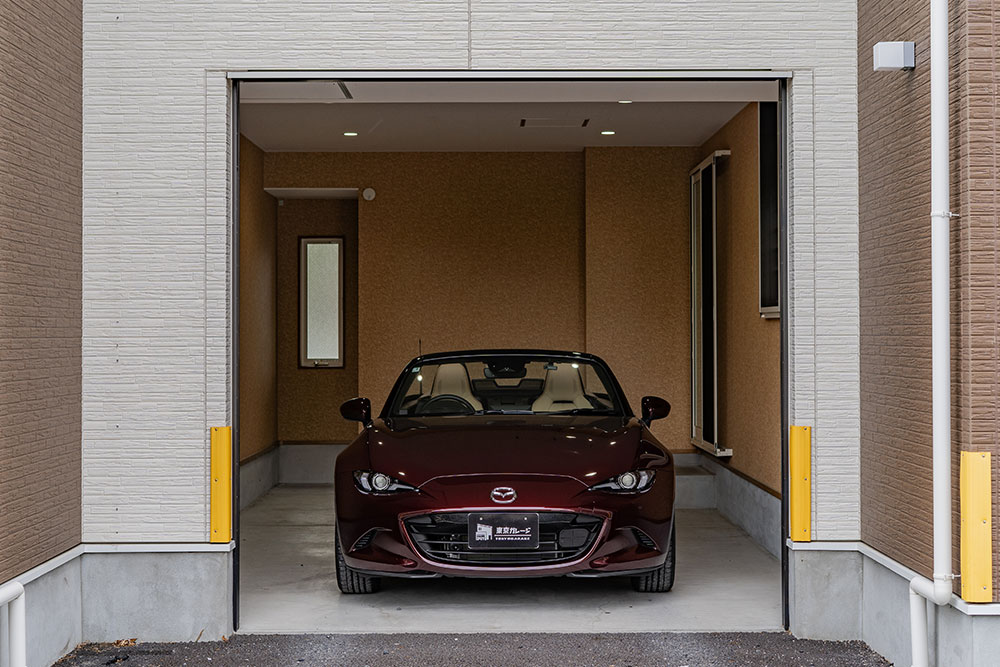 ガレージに駐車したNDロードスター