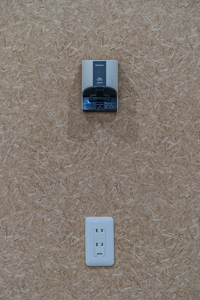 EV充電用200V電源と100Vコンセント