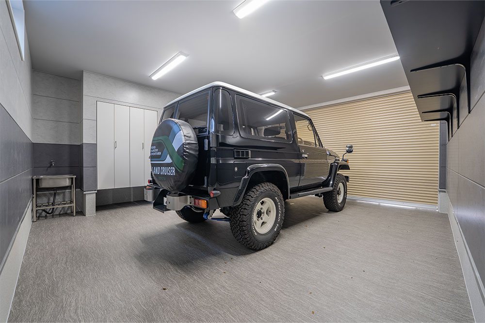 ガレージに駐車したランドクルーザー70 PX10