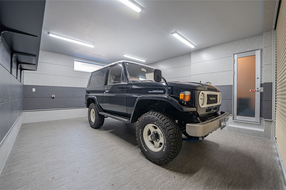 ガレージに駐車したランドクルーザー70 PX10