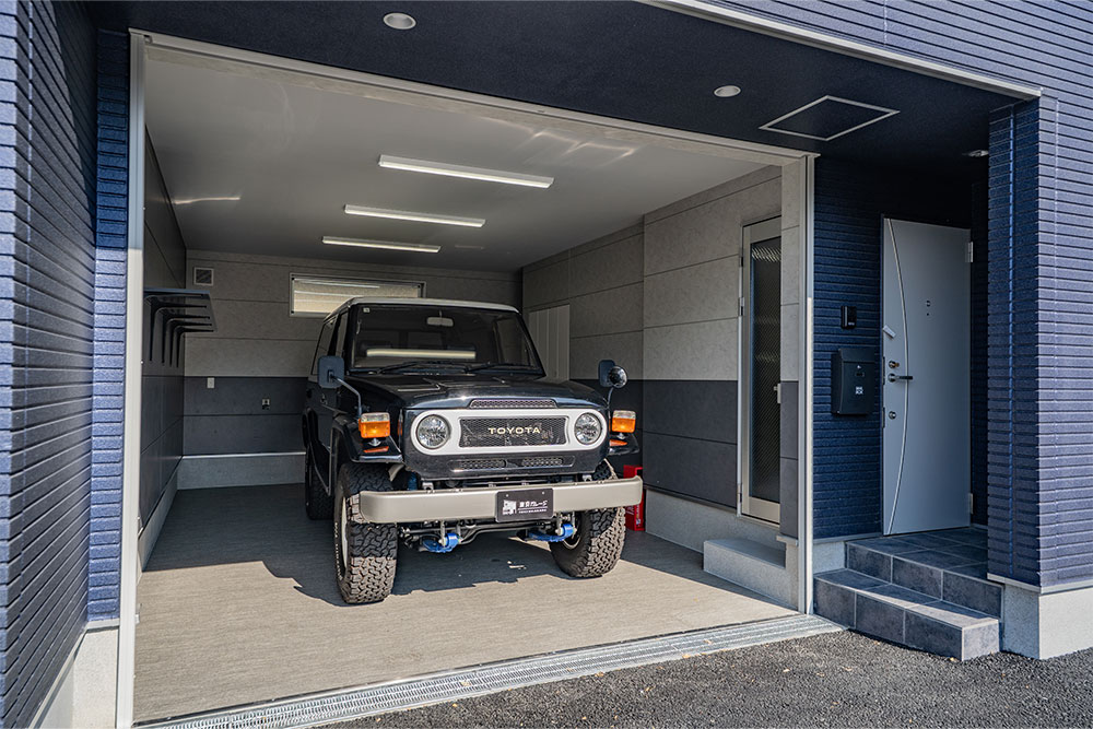 C号室のガレージに駐車したランドクルーザー70 PX10