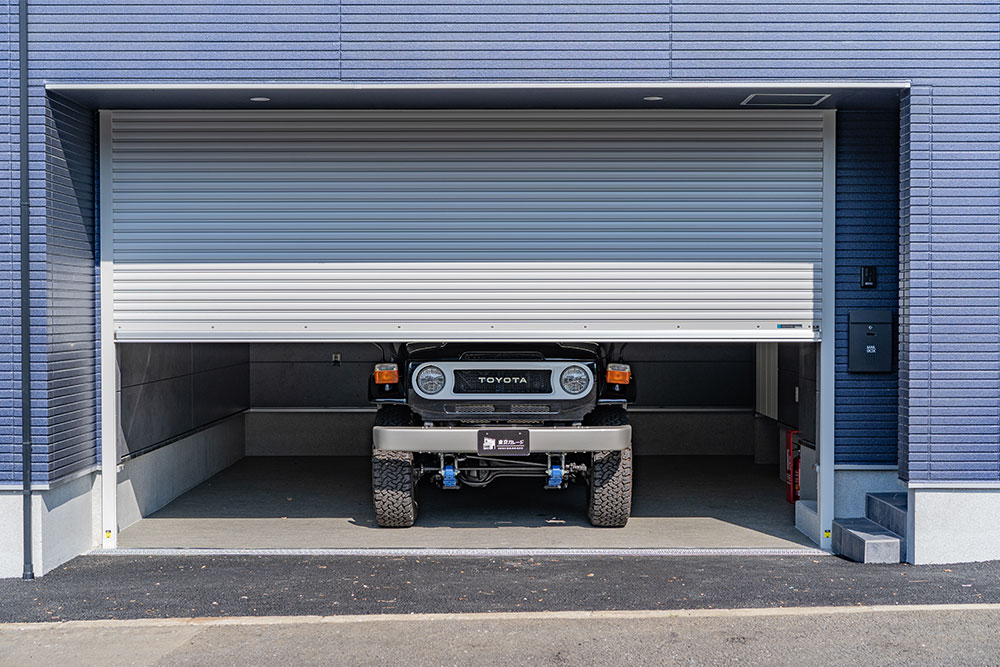ガレージに駐車したランドクルーザー70 PX10