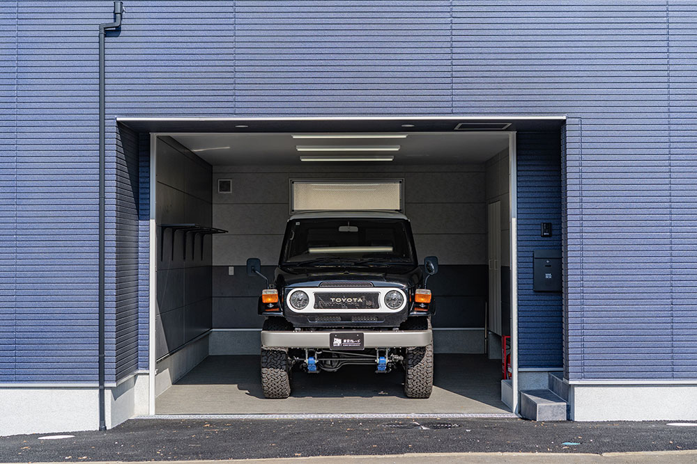 C号室のガレージに駐車したランドクルーザー70 PX10