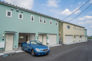 入間基地滑走路を望むアーリーアメリカンなガレージハウス｜入間市