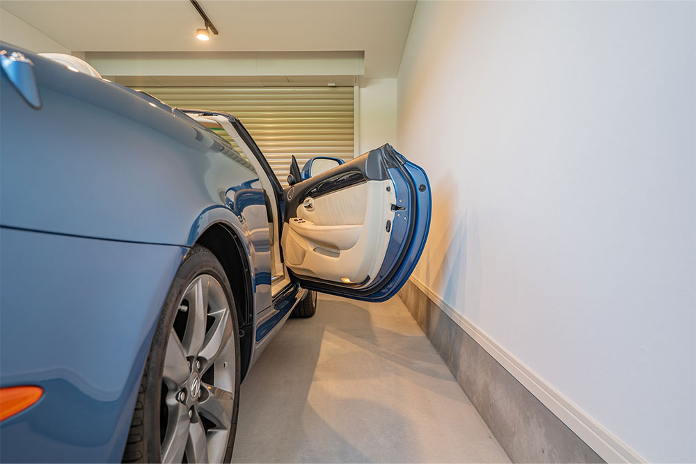 1台ガレージでドアを開けたLEXUS_SC430