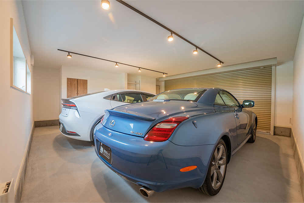 2台ガレージに駐車したLEXUS_SC430とプリウス