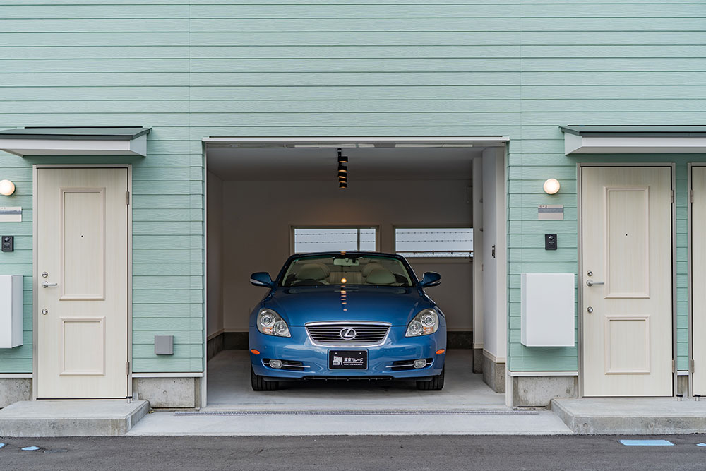 1台ガレージに駐車したLEXUS_SC430
