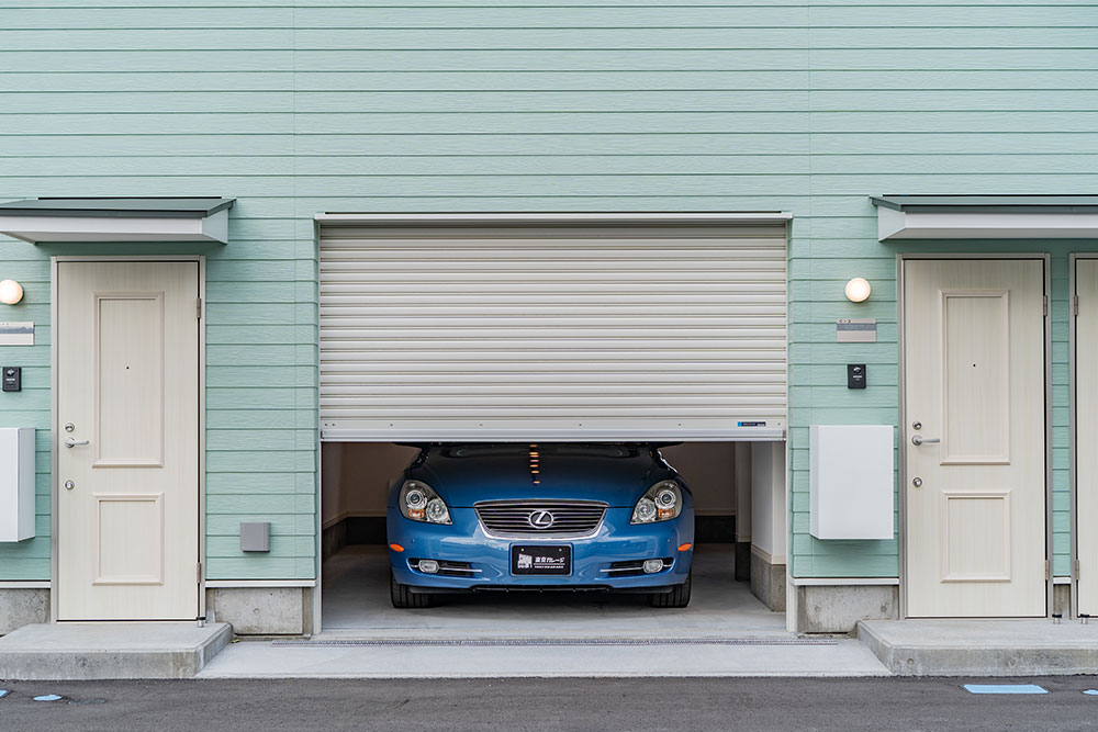 1台ガレージに駐車したLEXUS_SC430