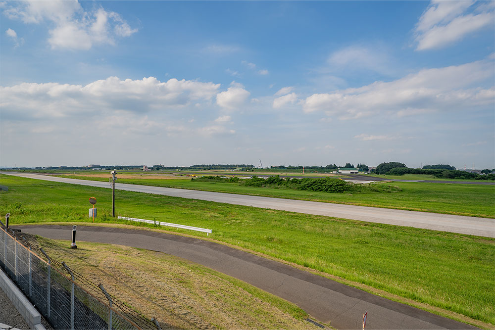 バルコニーから見た入間基地の滑走路