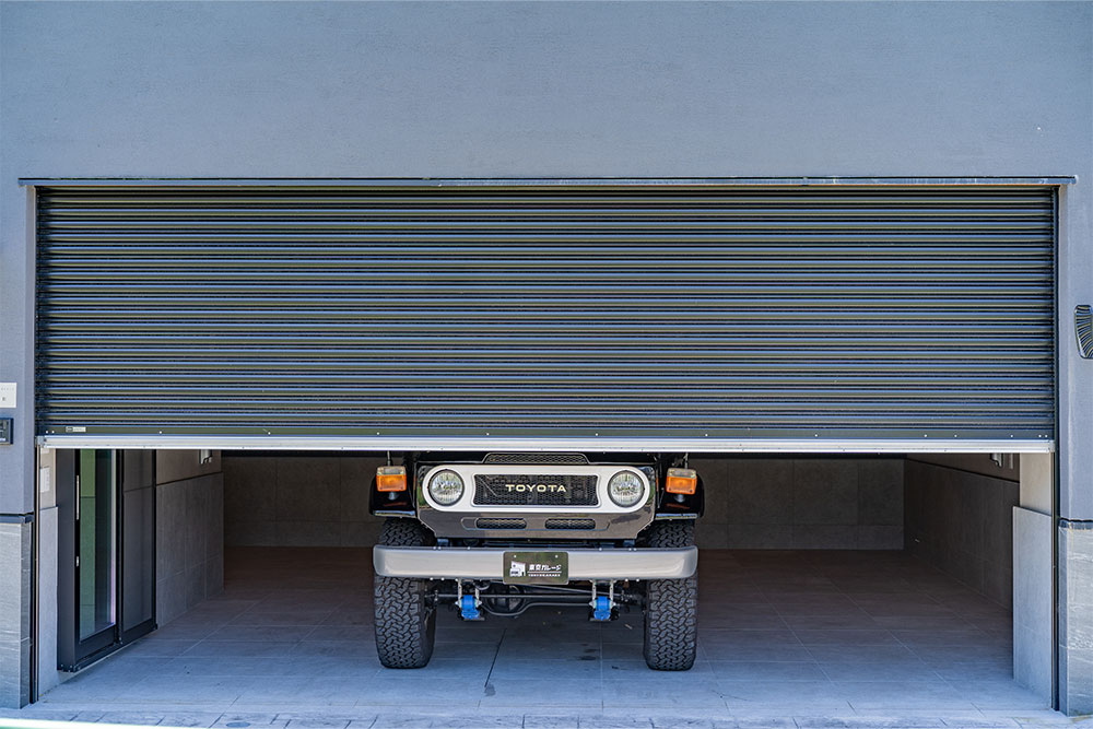 B号室のガレージに駐車したランクル70 PX10