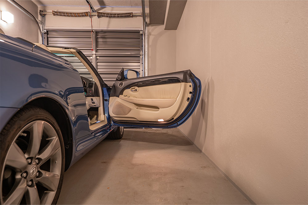 ガレージでドアを開けたLEXUS_SC430