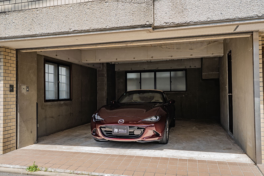 ガレージに駐車したNDロードスター