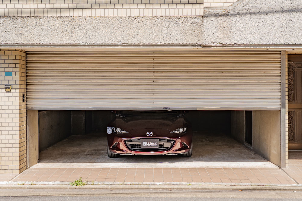 ガレージに駐車したNDロードスター