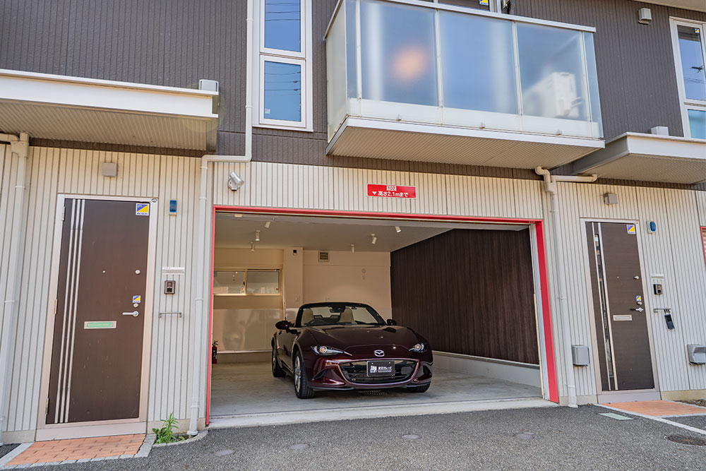ガレージに駐車したNDロードスター