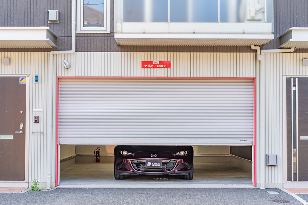 ガレージに駐車したNDロードスター