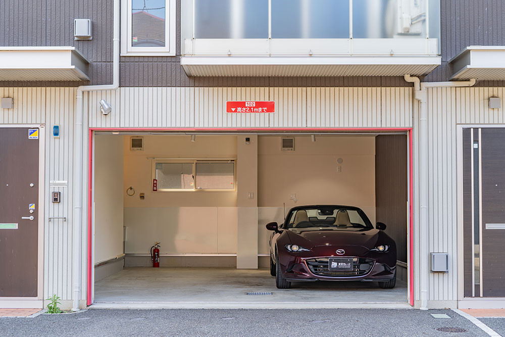 端に寄せて駐車したNDロードスター