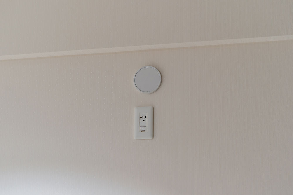 エアコン設置用の100V電源と配管穴