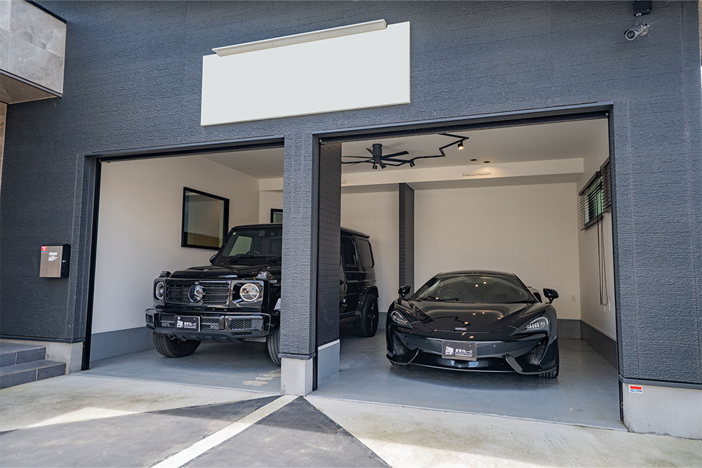 ガレージに駐車したマクラーレン_570GT&Gクラス