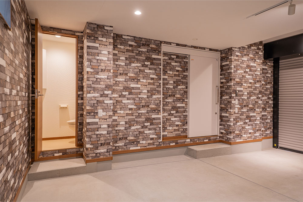 ガレージのトイレと玄関ホールに繋がるドア